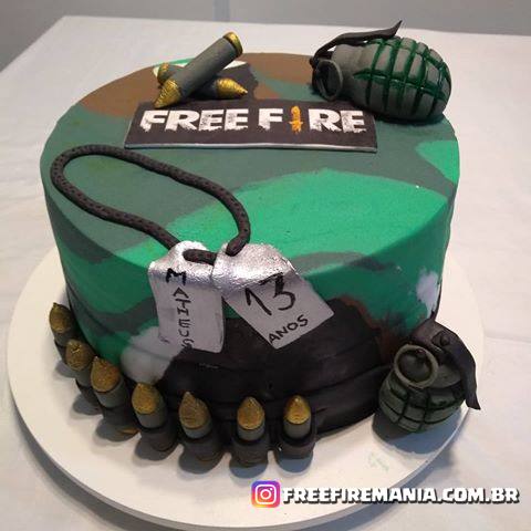 Bolo de aniversário com o tema do jogo Free Fire