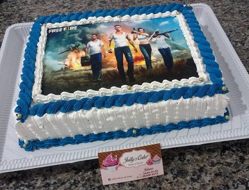 Bolo de aniversário com o tema do jogo Free Fire