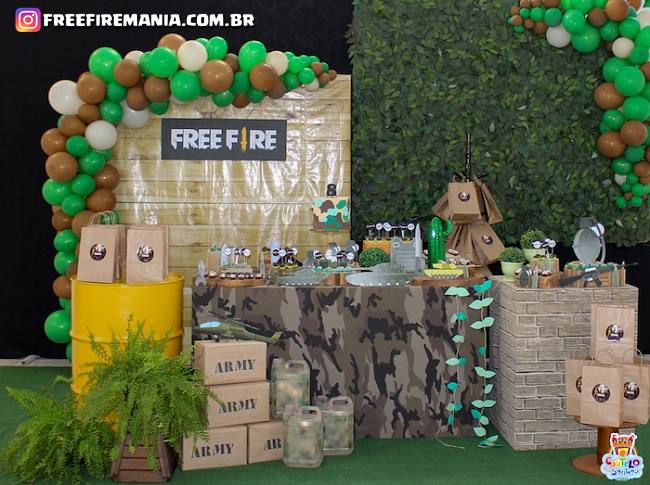 Bolo de aniversário com o tema do jogo Free Fire