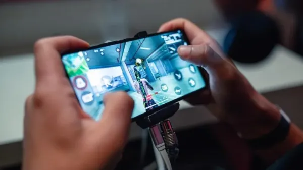 Jovem morre após choque enquanto jogava Free Fire com celular na tomada