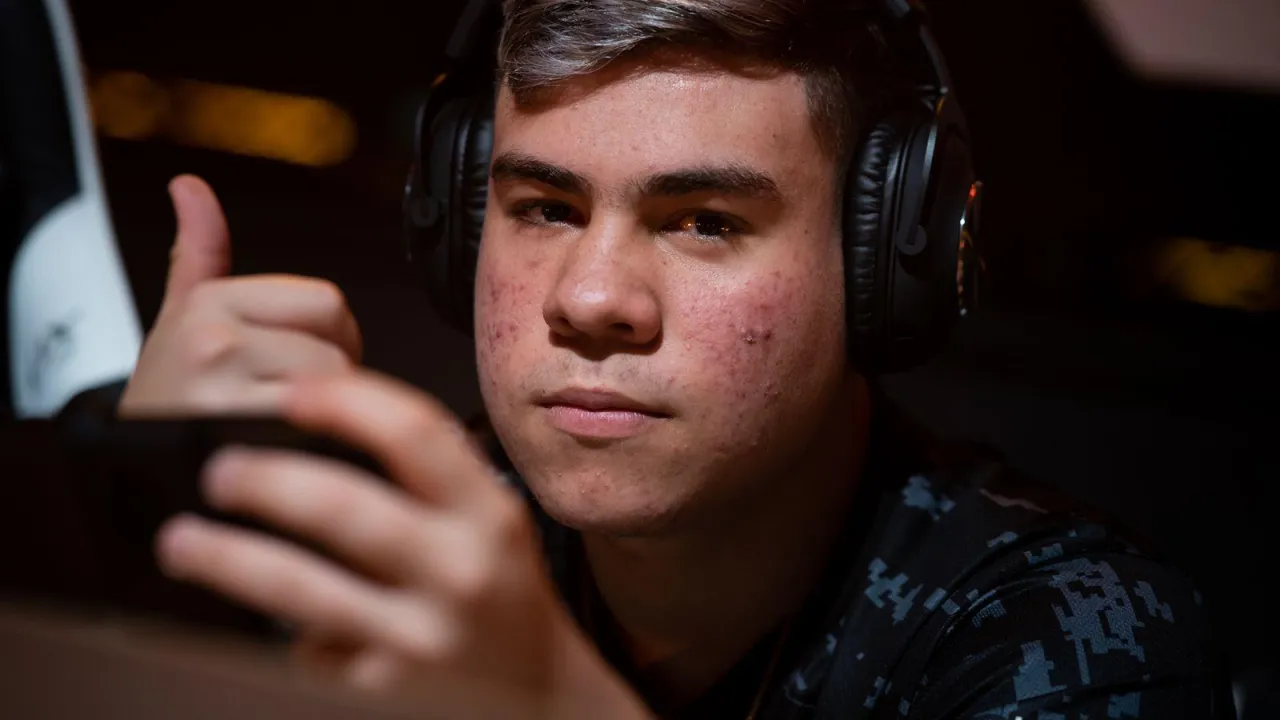 B4 anuncia saída de Ruan, jogador da equipe mobile