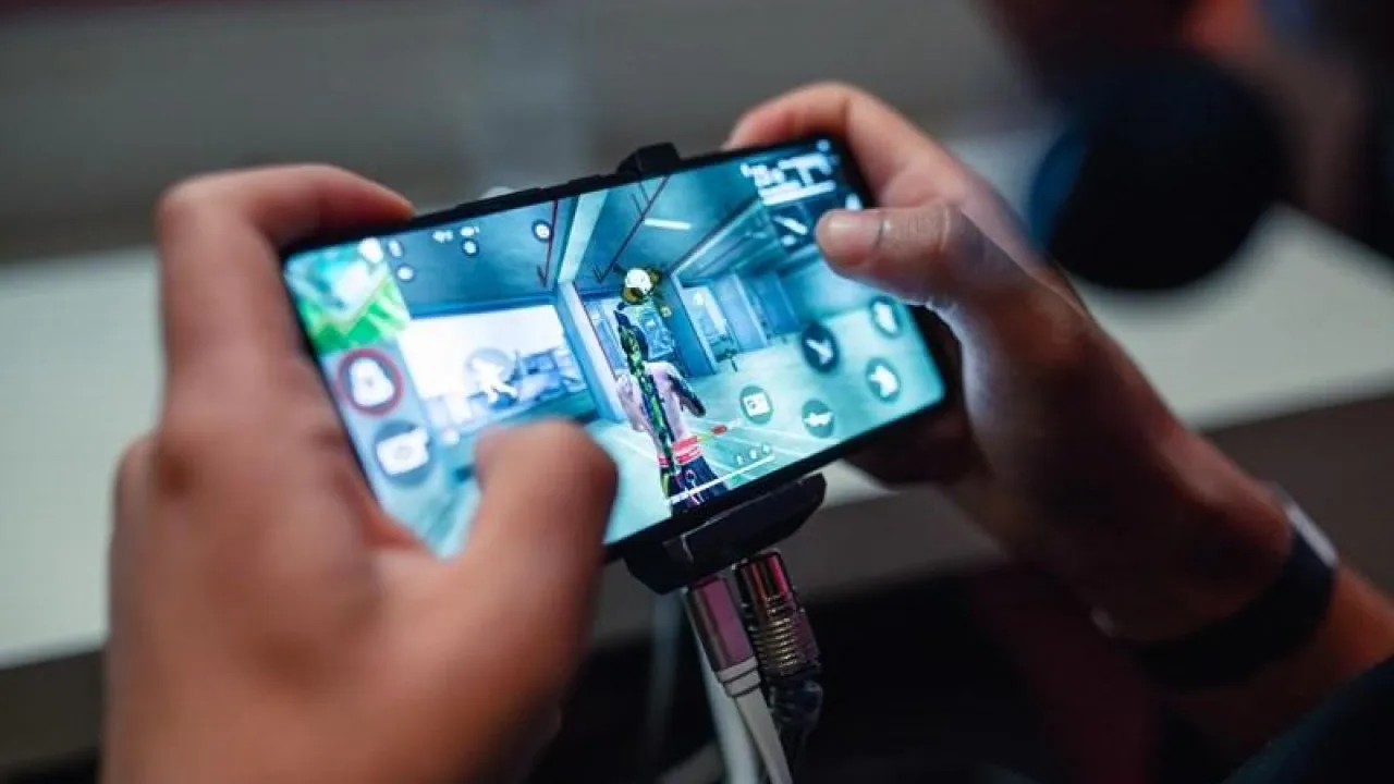 Jovem morre após choque enquanto jogava Free Fire com celular na tomada