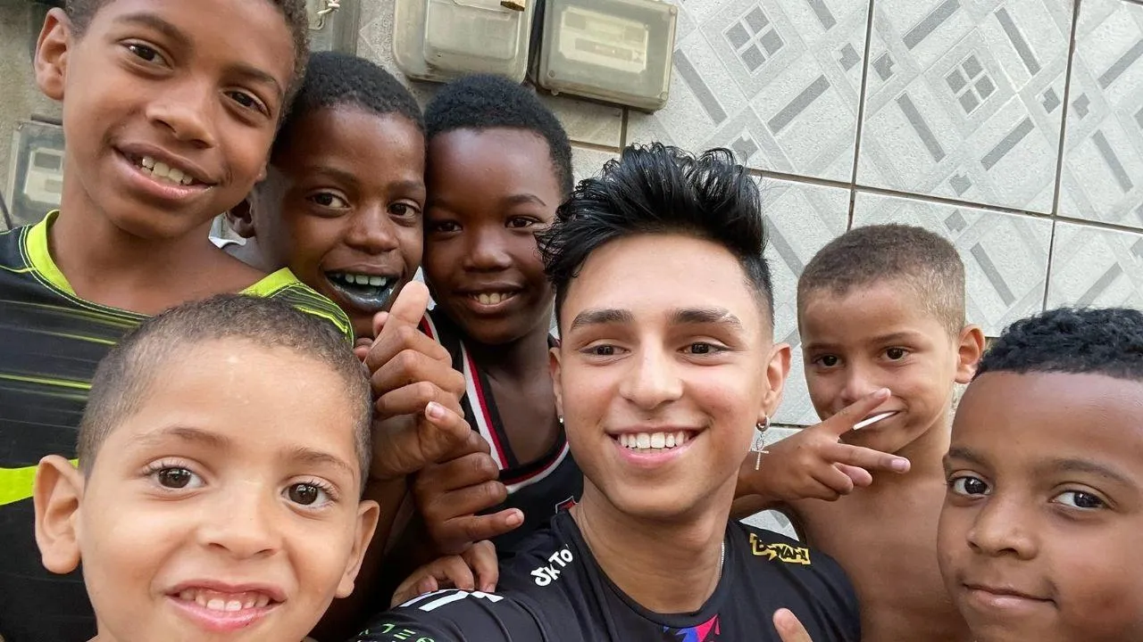 Nobru no Rio de Janeiro: multidão recepciona astro na Cidade de Deus