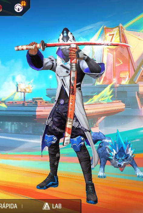 Boné vermelho e roupa branca e calça preta 