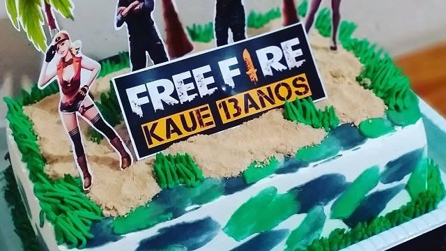 Bolo de aniversário com o tema do jogo Free Fire