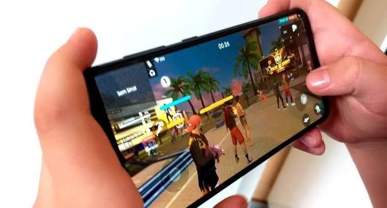 Criança jogando Free Fire
