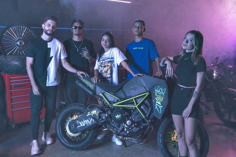 Membros da LOUD na moto do Shiro
