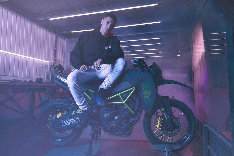 Cerol na moto do Shiro