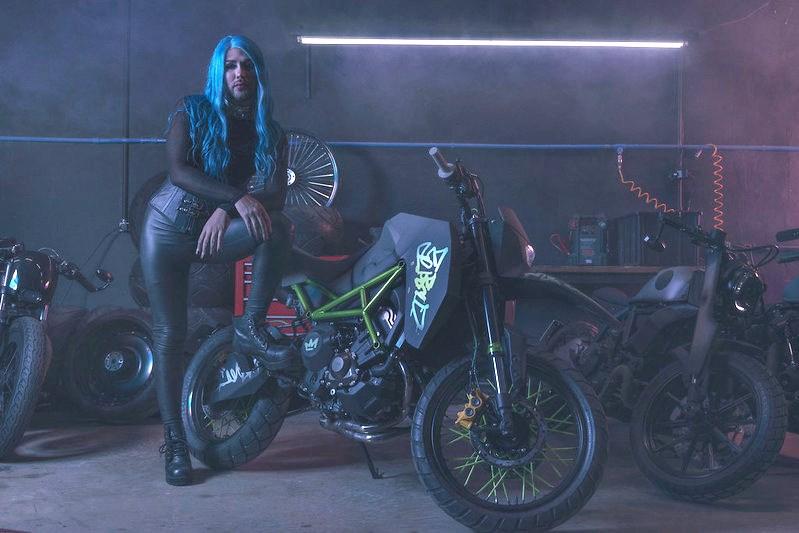 Samira Close na moto do Shiro Free Fire