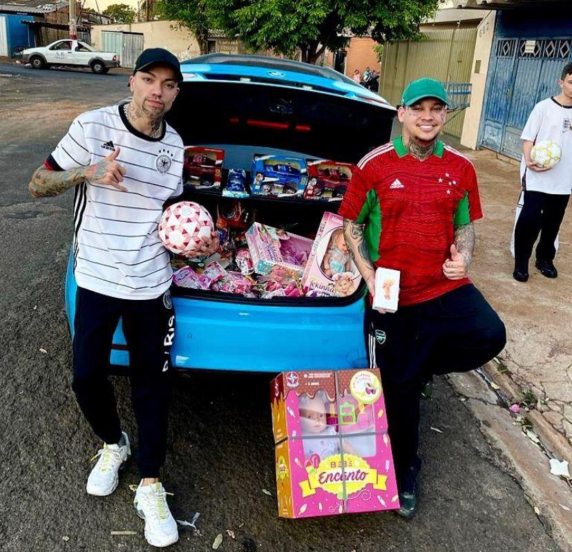 Dantes e Lazaro distribuem brinquedos no dia das crianças