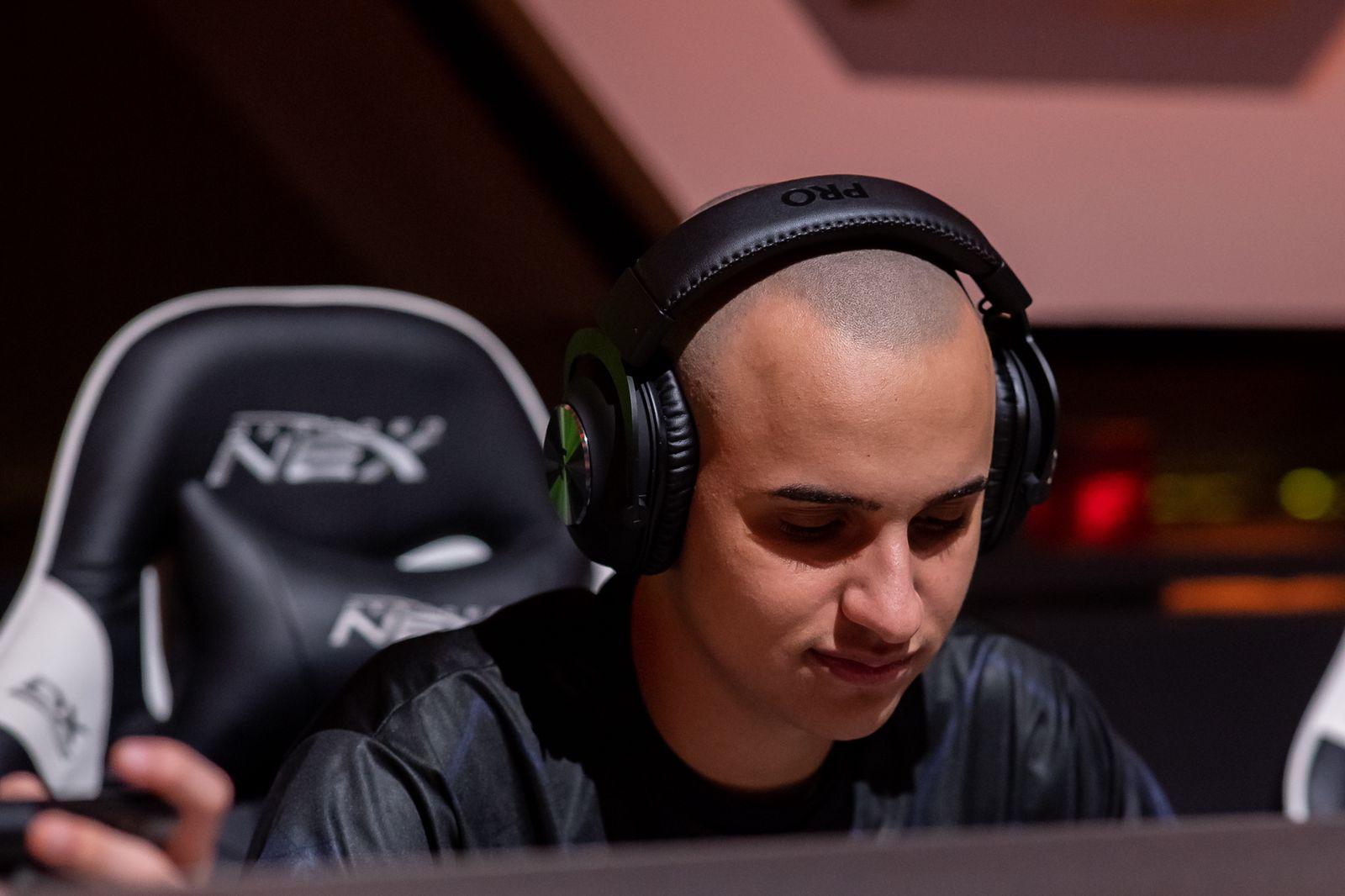 Jogador One9 é suspenso por uma edição