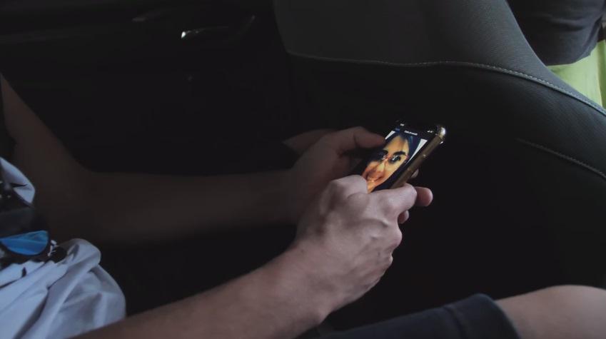 Caos demitido olha pro celular com a foto da mãe