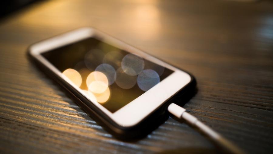 Celular carregando na tomada