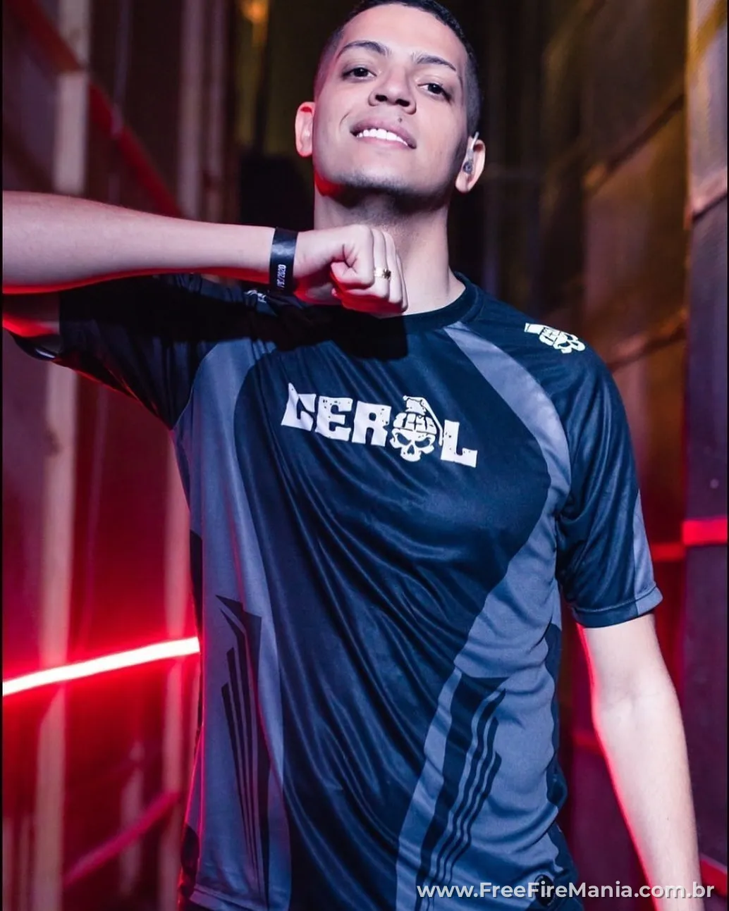 Cerol, streamer e influenciador de Free Fire, em evento oficial do jogo da Garena