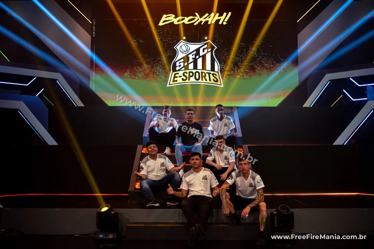 Jogadores do Santos e-Sports no palco da LBFF 4 de Free Fire em 2021