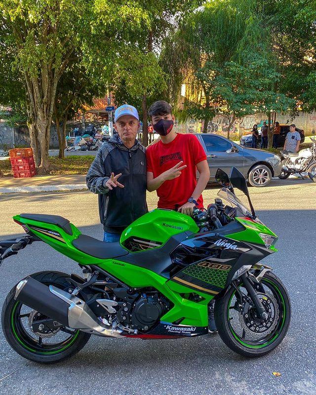 Steluto presentei Pai com Moto Ninja